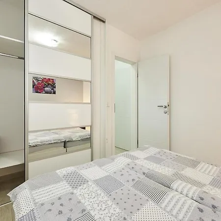 With Parking Space Mavarstica, Ciovo - 17803 דירה